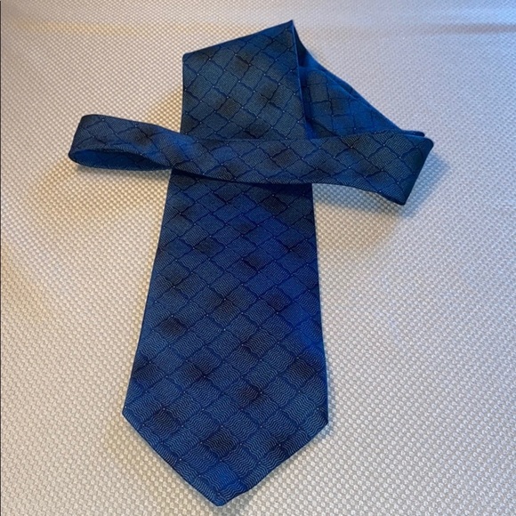 Bacardi Limón Blue Silk Mens Tie With Wavy Pattern & Subtle Dots - Picture 3 of 6